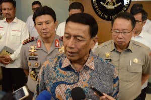 Coordinating Minister for Political, Legal and Security Affairs Wiranto answers reporters questions at the office of Coordinating Ministry for Political, Legal and Security Affairs, Jakarta, Tuesday (9/10). (Photo by: Public Relations of Coordinating Ministry for Political, Legal and Security Affairs).