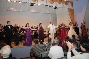 Артисты театра исполняют ''Застольную'' из опреы Верди ''Травиата'' Артисты театра исполняют ''Застольную'' из опреы Верди ''Травиата''