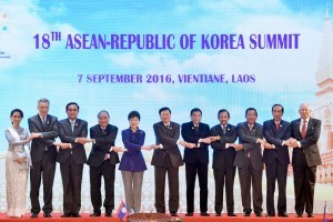 President Jokowi takes a group photo with ASEAN Heads of State/Heads of Government and President of South Korea on Wednesday (7/9), at the National Convention Center, Vientiane, Laos