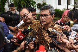 Presidential Spokeperson Johan Budi SP and Special Staff to the Minister of State Secretary Alex Lay respond to journalists questions (12/10) (Picture: Public Relations Office/Oji)