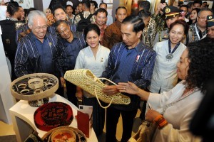 President Jokowi and First Lady Ibu Iriana Jokowi take a look at handicraft products exhibited at JIEXPO, Kemayoran, on Wednesday (12/10) (Picture: Public Relations Office/Rahmat)