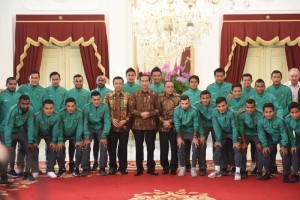 Photo caption: President Jokowi accompanied by Minister of Youth and Sports Imam Nahrawi and Head of Indonesian Football Association (PSSI) Edy Rahmayadi in a group photo with the Indonesian Football Team on Monday (19/12)