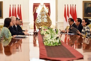 President Jokowi receives a delegation of ADB, at the State Palace, Jakarta, Wednesday (1/2) morning. (Photo: PR/Rahmat)