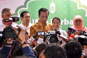 President Jokowi answers the reporter's question after the distribution of staple foods in Penjaringan, North Jakarta, Tuesday (13/6). (Photo: PR/Jay).