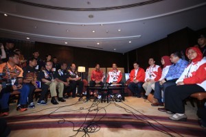 Malaysian Youth and Sports Minister Khairy Jamaluddin and Indonesian Youth and Sports Minister Imam Nahrawi sit together after a meeting at the Shangri la Hotel, Kuala Lumpur, Malaysia on Sunday (20/8)