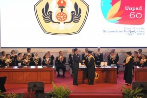 President Jokowi attends the 60th Dies Natalis (anniversary) event (1957-2017) of Padjadjaran University in Bandung, West Java, Monday (11/9). (Photo by: OJI/Public Relations Division)