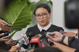 Foreign Affairs Minister Retno answers reporters questions at the Bogor Presidential Palace, West Java, Wednesday (18/10). (Photo: PR/Oji)