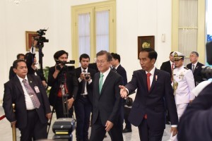President Moon Jae-in and President Jokowi prior to a joint press conference at Bogor Presidential Palace, West Java, Thursday (9/11) evening. (Photo: PR/Oji)