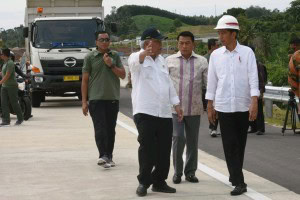 President Jokowi listens to Minister PUPRs explanation about toll road construction in Bakauheni, Lampung, Sunday (21/11) (Photo: PR/ Oji)