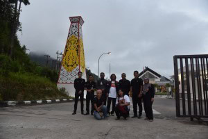 4 netizens visit Entikong State Border Check Point Sanggau Regency, West Kalimantan Province, Tuesday (24/4). (Photo: PR/Dhany)