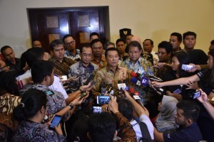 Presidential Chief of Staff Moeldoko accompanied by several Ministers gave information after a meeting on the online motorcycle taxi tariff, at the Presidential Staff Office, Jakarta, Wednesday (28/3) afternoon. (Photo by: The Presidential Staff Office).