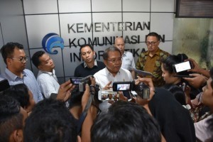 Minister of Communication and Informatics Rudiantara accompanied by representatives of social media platform providers responds to reporters questions at the Ministrys office, Jakarta, on Tuesday (15/5)