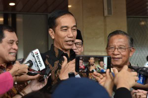 President Jokowi responds to reporters questions after attending an event at Indonesia Convention Exhibition (ICE) BSD, Tangerang, Banten, Thursday (12/7) (Photo: PR/Oji)