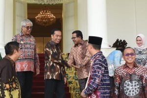 President Jokowi greets the Regents before meeting at Garuda Room, Bogor Palace, West Java, Thursday (5/7) (Photo: Oji/PR)