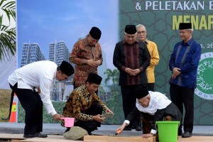 President Jokowi and Chairman of MUI K.H. Maruf Amin lay the first stone of MUI Tower in Jakarta, Thursday (26/7). (Photo: Oji/Public Relations Division).