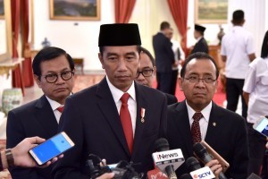 President Jokowi accompanied by Minister of State Secretariat and Cabinet Secretary answers reporters question regarding Idrus Marhams resignation as Minister of Social Affairs, at State Palace, Jakarta, Friday (24/8) (Photo: PR/ Oji)
