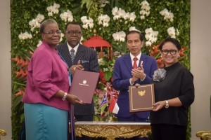 President Jokowi and President of Namibia Hage Gottfried Geingob, witness the signing of cooperation agreement between the two countries, at Bogor Presidential Palace, West Java Province, Thursday (30/8). (Photo: Oji/PR)
