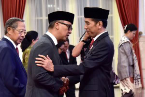 President Jokowi congratulates Agus Gumiwang Kartasasmita, who had just been inaugurated Minister of Social Affairs, at the State Palace, Jakarta, Friday (8/24). (Photo: OJI / PR)