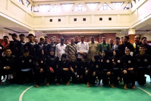 President Jokowi poses for a group photo with the athletes of Pencak Silat at Padepokan Pencak Silat, in Taman Mini Indonesian Indah, Jakarta, Monday (6/8) (Photo: PR Division/ Oji)