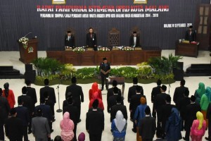 Minister of Home Affairs Tjahjo Kumolo and East Java Governor Soekarwo inaugurates 40 Malang Legislative Council Members, at the Malang DPRD Building on Monday (10/9). (Photo by: Ministry of Home Affairs).