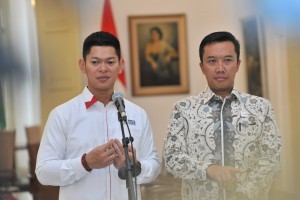 Chairman of INAPGOC Raja Oktohari and Minister of Youth and Sports Imam Nahrawi on press release at Bogor Presidential Palace, Bogor, Friday (7/9). (Photo by: Jay/Public Relations)