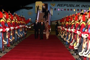 President Jokowi arrives at Seoul Air Base, South Korea, Sunday (9/9) (Photo by: Rahmat/ Public Relations Division of Cabinet Secretariat)