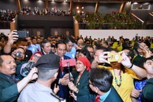 President Jokowi takes photo with participants of 30th Indonesian Doctor Association Congress, at Samarinda, East Kalimantan Province, Thursday (26/10) sore. (Photo: BPMI)