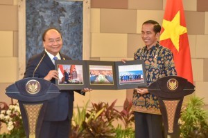 President Jokowi and Vietnamese Prime Minister Nguyen Xuan Phuc at a joint press conference at Bali Nusa Dua Convention Center, Bali, Friday (12/10). (Photo By: Jay/Public Relations.)