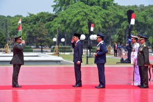President Jokowi accompanied by the TNI Commander attends the ceremony of the 73rd TNI anniversary at TNI Headquarter, Cilangkap, Jakarta, Friday (5/10). (Photo: Oji/PR)
