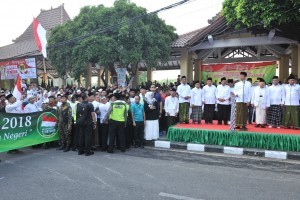 President Jokowi raises the flag to send off the santri fun walk in Sidoarjo, East Java province, Sunday (28/10. (Photo by: Jay/Public Relations)