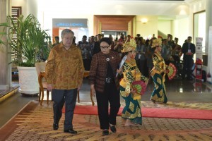 Minister of Foreign Affairs Retno Marsudi accompanies the UN Secretary General Antonio Guterres at the Laguna Resort, Thursday (11/10). (Photo by: Jay/Public Relations).