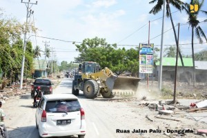 Heavy equipment has been operated to clean up the quake-affected area (Photo by: Ministry of Public Works and Public Housing)