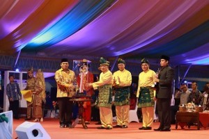 Vice President Jusuf Kalla hands over trophy of Quran Recital Competition (MTQ) to Regional Secretary of DKI Jakarta Province during the closing ceremony of the 27th MTQ in Medan, North Sumatera, Friday (12/10). Photo by: Humas Kemenag