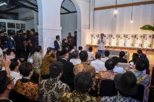 President Joko Widodo has a dialog with creative industry players, in Braga, Bandung, West Java, Saturday (10/11). (Photo by: Agung/ PR Division)