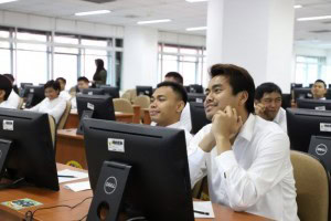 Indonesian badminton player Tontowi Ahmad and other athletes take civil service exam at the National Civil Service Agency (BKN), Jakarta, Wednesday (28/11). (Photo by: BKN PR Division)