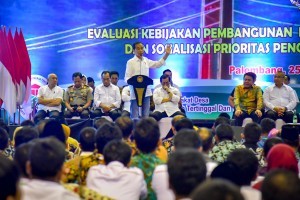 President Jokowi during working visit to Palembang, South Sulawesi, Sunday (25/11). (Photo by: Agung/ PR Division)