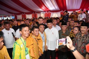 President Jokowi pose for a group photo with the 21st Congress of the Muhammadiyah Student Association (IPM) of Muhammadiyah University of Sidoarjo attendees, Monday (19/11). (Photo by: BPMI)