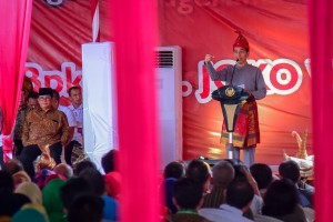 President Jokowi delivers his remarks at the awarding ceremony of customary title of Komering, at Griya Agung, Palembang, South Sumatra, Sunday (25/11). (Photo by: Agung/Public Relations)