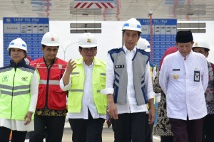 President Jokowi accompanied by Cabinet Secretary and State-Owned Enterprises Minister opens Section 3-4 Pejagan-Pemalang Toll Road, at Tegal Timur Toll Gate, Tegal, Central Java, on Friday (9/11). (Photo by: Oji/Public Relations Division)