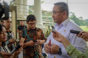 Minister of Villages, Development of Underdeveloped Regions, and Transmigration Eko Sandjojo answers questions from the journalists after Limited Cabinet Meeting on Budgeting of Village Fund and Urban Village Fund, at the Bogor Palace, West Java, Friday (2/11). Photo by: Agung/PR.