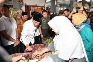 President Jokowi and Governor of East Java Soekarwo check prices at a market in East Java, Monday (19/11). Photo by: BPMI