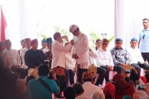 President Jokowi receives an honorary title Pinisepuh from Paguyuban Pasundan in Bandung, West Java, Sunday (11/11). Photo by: Fitri/PR.