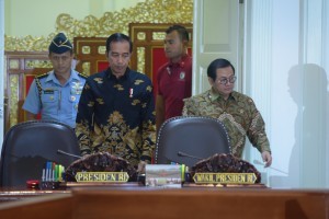 President Jokowi, accompanied by Cabinet Secretary Pramono Anung, enters the room before Limited Cabinet Meeting in Jakarta, Wednesday (7/11). Photo by: Jay/Humas.