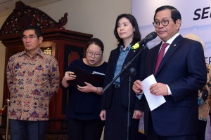 Cabinet Secretary Pramono Anung, accompanied by Minister of Government Legislation of Korea and former Justice of the Constitutional Court Hamdan Zoelva, holds a press conference after the National Seminar on Legal Reforms at the Grand Hyatt Hotel, Jakarta, Wednesday (28/11). Photo by: Rahmat/PR.