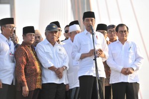 President Jokowi on Saturday (27/10) in Bangkalan, East Java, announces that the Government has changed the status of Suramadu Bridge to a non-toll public road. Photo by: Jay/PR.