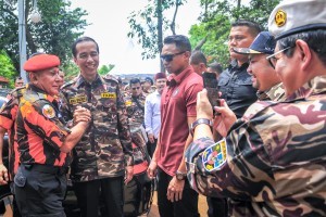 President Jokowi meets with the Leader of youth group Pemuda Pancasila Yapto SP at the opening of the FKPPI State Defense National Jamboree, at Ragunan Campground, Jakarta, Friday (7/12). (Photo by: Agung/PR Divisions)