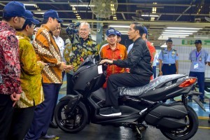 President Jokowi tries PT. YIMM motorbikes in Pulogadung, East Jakarta, Monday (3/12). (Photo by: Agung/Public Relations)