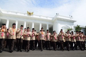 President Jokowi takes a group photo with appointed members of Pramukas National Council committee. (Photo by: Oji/Public Relations).