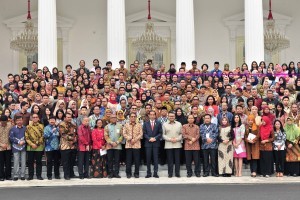 President Jokowi poses for a group photo with participants of National Public Relations Convention 4.0, at the State Palace, Jakarta, Monday (10/12) (Photo: Jay/PR)