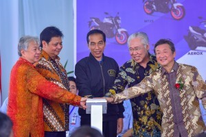 President Jokowi, accompanied by a number of officials, presses the button to mark the launching of 1.5 million motorbikes produced by PT. YIMM, at Bizpark Commercial Estate, Pulogadung, Cakung, Jakarta, Monday (3/12). (Photo by: Agung/Public Relations)